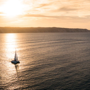 Navegación en Velero al Atardecer
